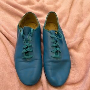 Size 5 1/2, balle makers, tennis shoe.